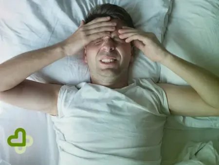 Мужчина лежит держится за голову